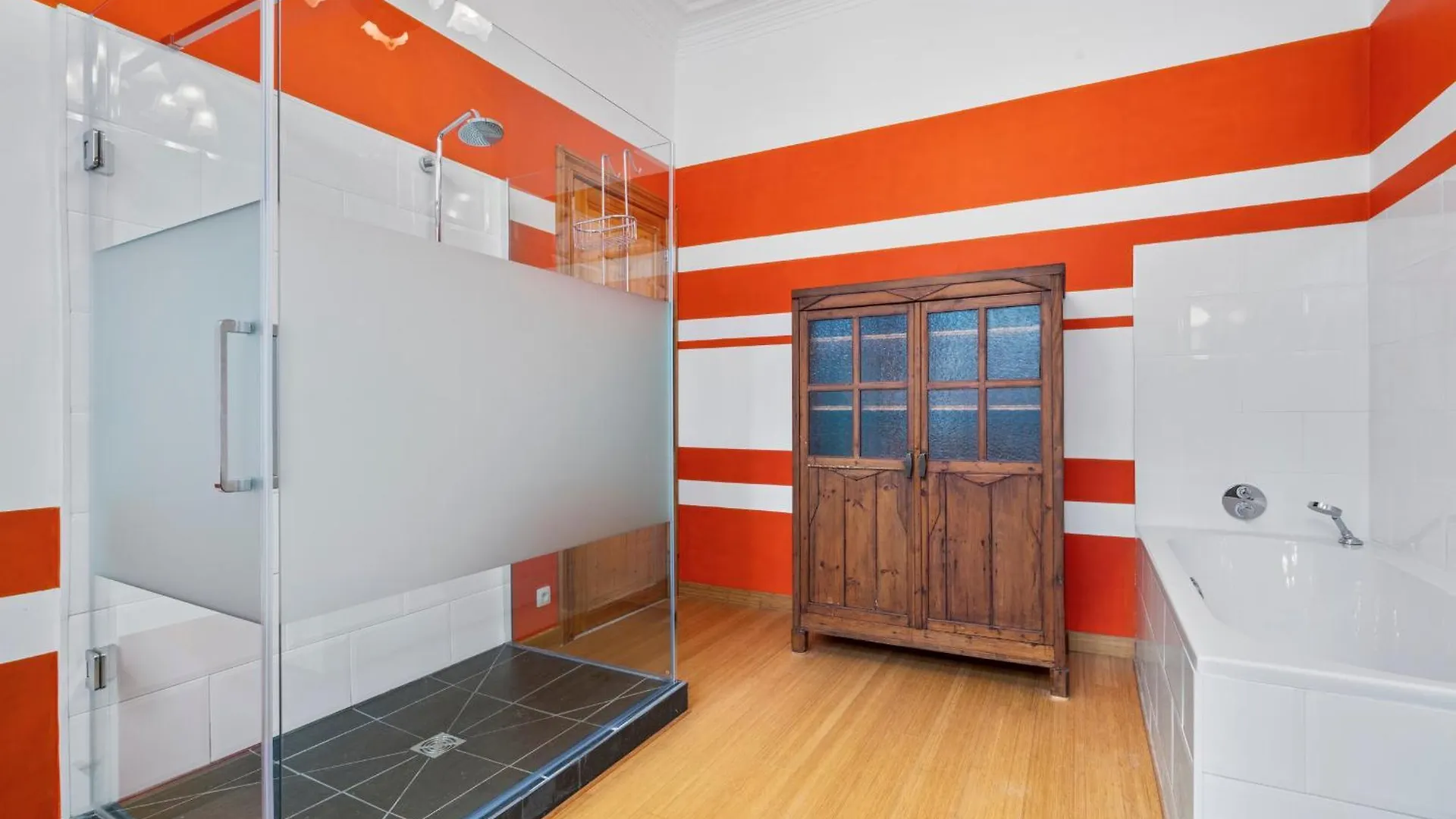 Holiday home Karaktervolle En Ruime Woning Aan Zee Voor 10P Villa Ostend