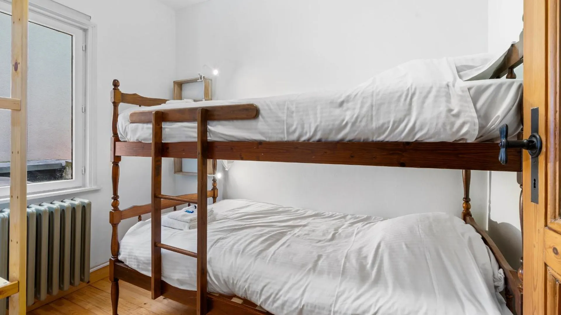 Holiday home Karaktervolle En Ruime Woning Aan Zee Voor 10P Villa Ostend
